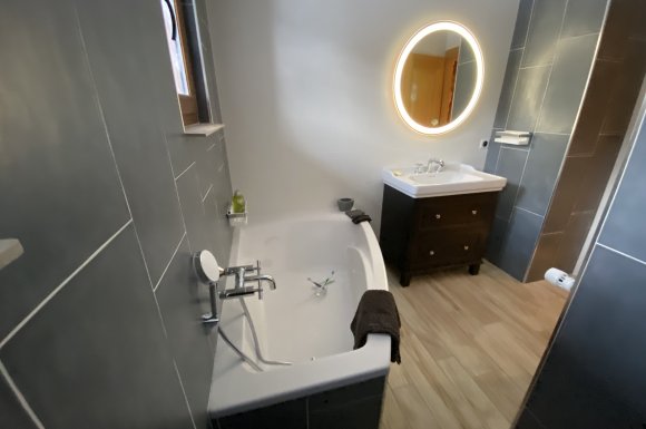 baignoire asymetrique et Meuble vasque avec miroir anti-buée