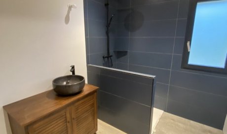 Meuble avec vasque a poser avec robinetterie noir mat et douche a l'italienne