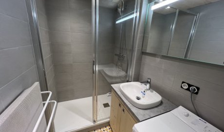 Receveur de douche sur mesure 80x135 de marque FIORA avec paroi de douche ROTH, robinetterie HANS.GROHE et vasque a poser ROCA