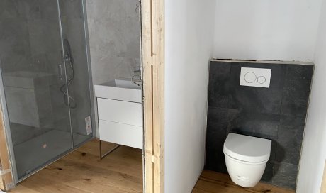 Meuble vasque DURAVIT , receveur de douche MACBATH , cuvette suspendu DURAVIT , robinneterie encastré GROHE et paroie de douche VISMARA