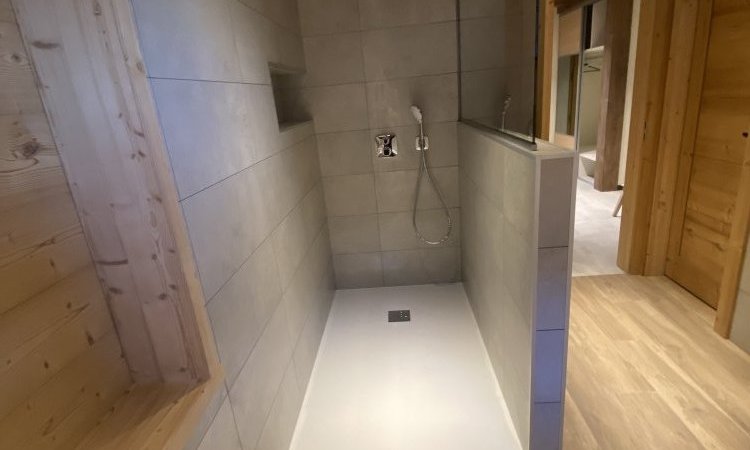 Douche a l'italienne avec receveur MACBATH et robinneterie encastré HANS.GROHE