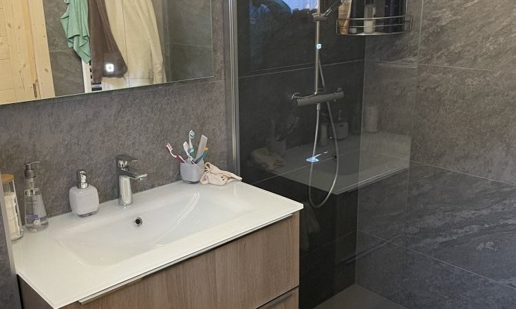 Meuble lavabo ROCA et robinneterie HANS.GROHE, Receveur de douche FIORA 